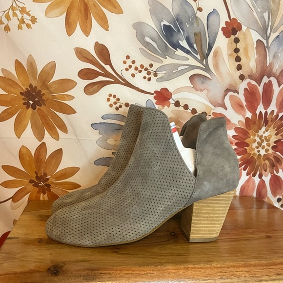 Cole Haan 8B Grey Suede Laser Cut Pull On Casual Fall Preppy Weekend Booties - Picture 1 of 8